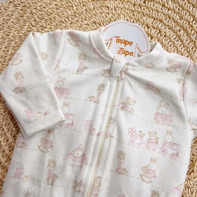 Macacão em Soft com Abertura em Zíper Girafinha e Ursinha - Off White e Rosa